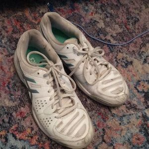 Women’s tennis shoes